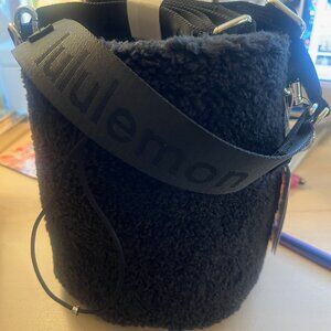 LULULEMON Bucket Bag, Brand New Fleece BLACK with tags